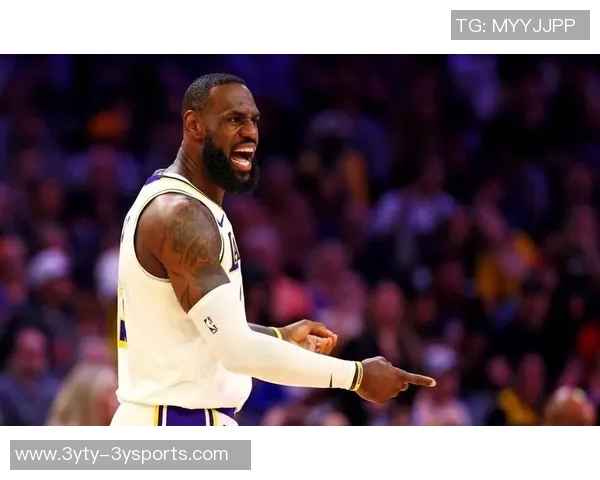 詹姆斯训练中全力指挥防守轮转声音嘶哑展现领袖风范