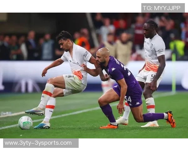 因暴雨导致球场积水严重欧协联一场比赛被迫中断引发关注